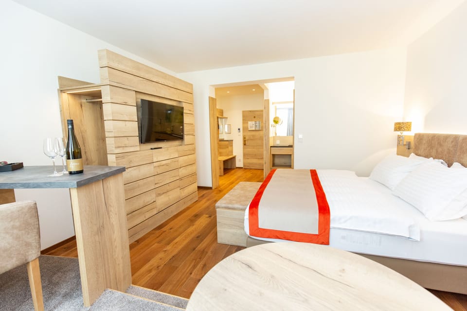 1 bedroom, hypo-allergenic bedding available, in-room safe, desk