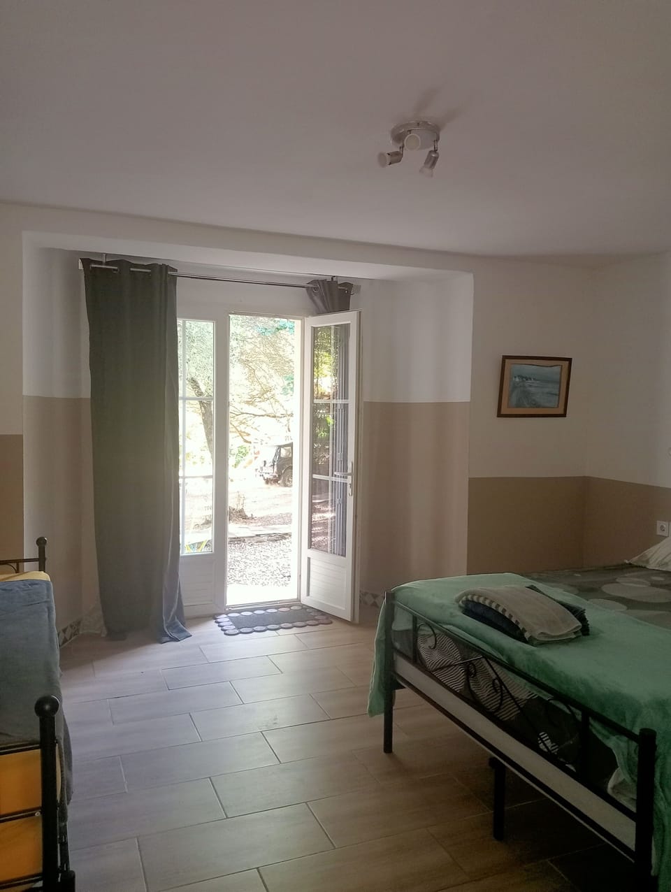 Cribs/infant beds, free WiFi, bed sheets