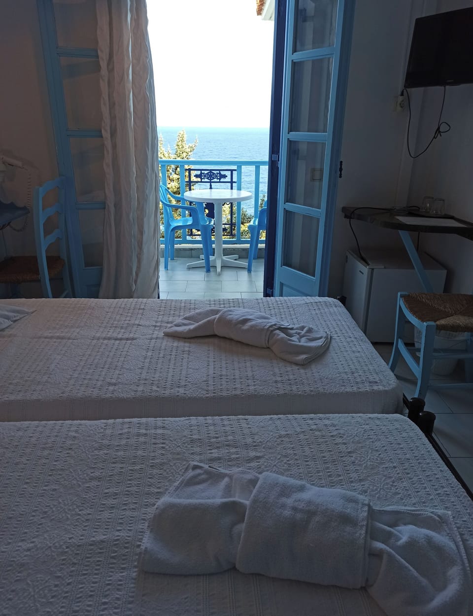 Rollaway beds, free WiFi, bed sheets