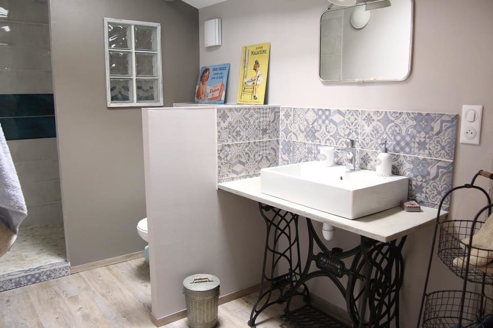 Double Room (Dame jane) | Bathroom | Shower, hair dryer, towels, toilet paper