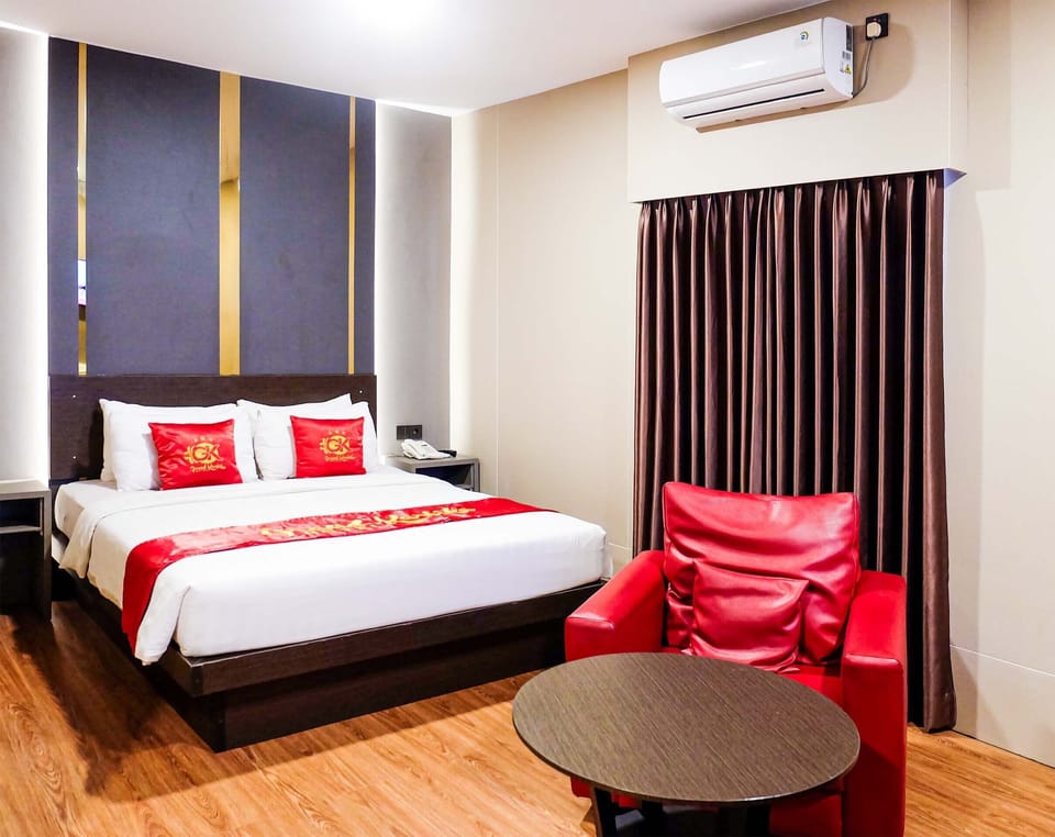 Executive Double Room | Desk, laptop workspace, WiFi (free), bed sheets