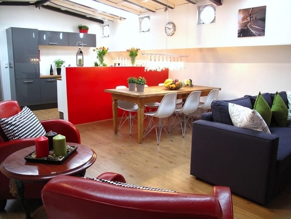 Deluxe Apartment | Living area | Flat-screen TV