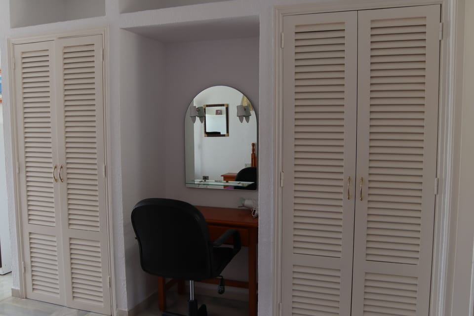 Studio, 2 Twin Beds, Balcony | Wardrobe