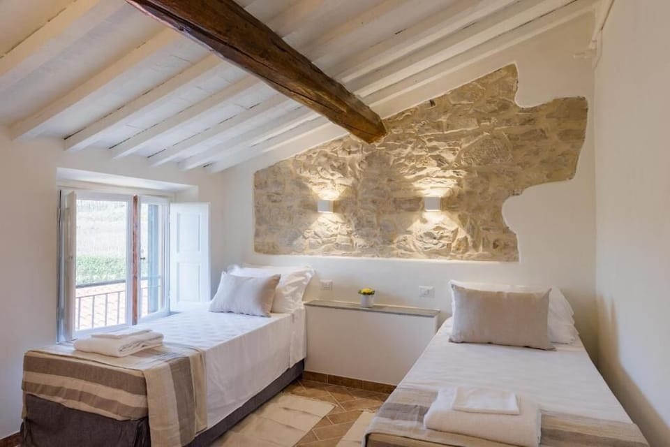 Royal Apartment | In-room safe, bed sheets