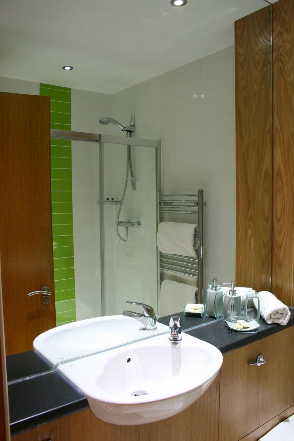 Double Room (One Bedroom in a Shared Apartment) | Bathroom | Shower, free toiletries, towels, soap