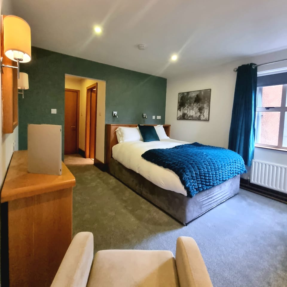 Double Room (One Bedroom in a Shared Apartment) | Desk, soundproofing, free WiFi, bed sheets