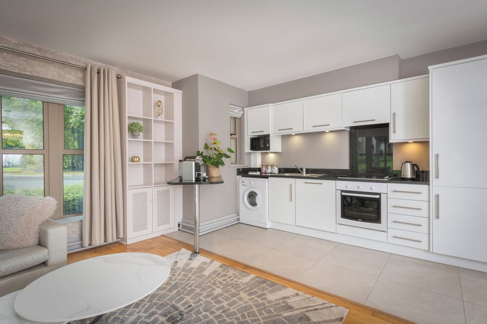 Double Room (One Bedroom in a Shared Apartment) | Shared kitchen facilities | Stovetop, cookware/dishes/utensils