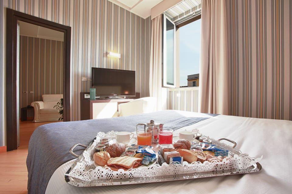 Suite | Minibar, in-room safe, desk, soundproofing