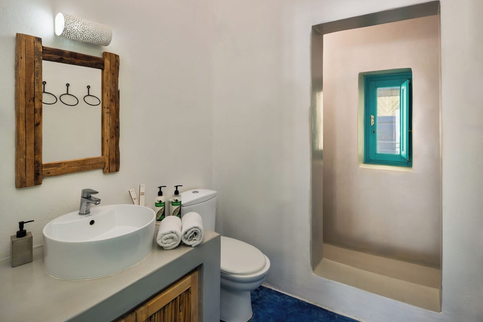 Grand Suite, Sea View (for 6) | Bathroom | Shower, free toiletries, hair dryer, slippers