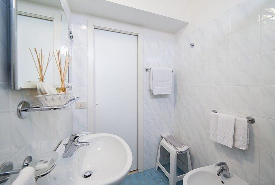Shower, rainfall showerhead, free toiletries, hair dryer