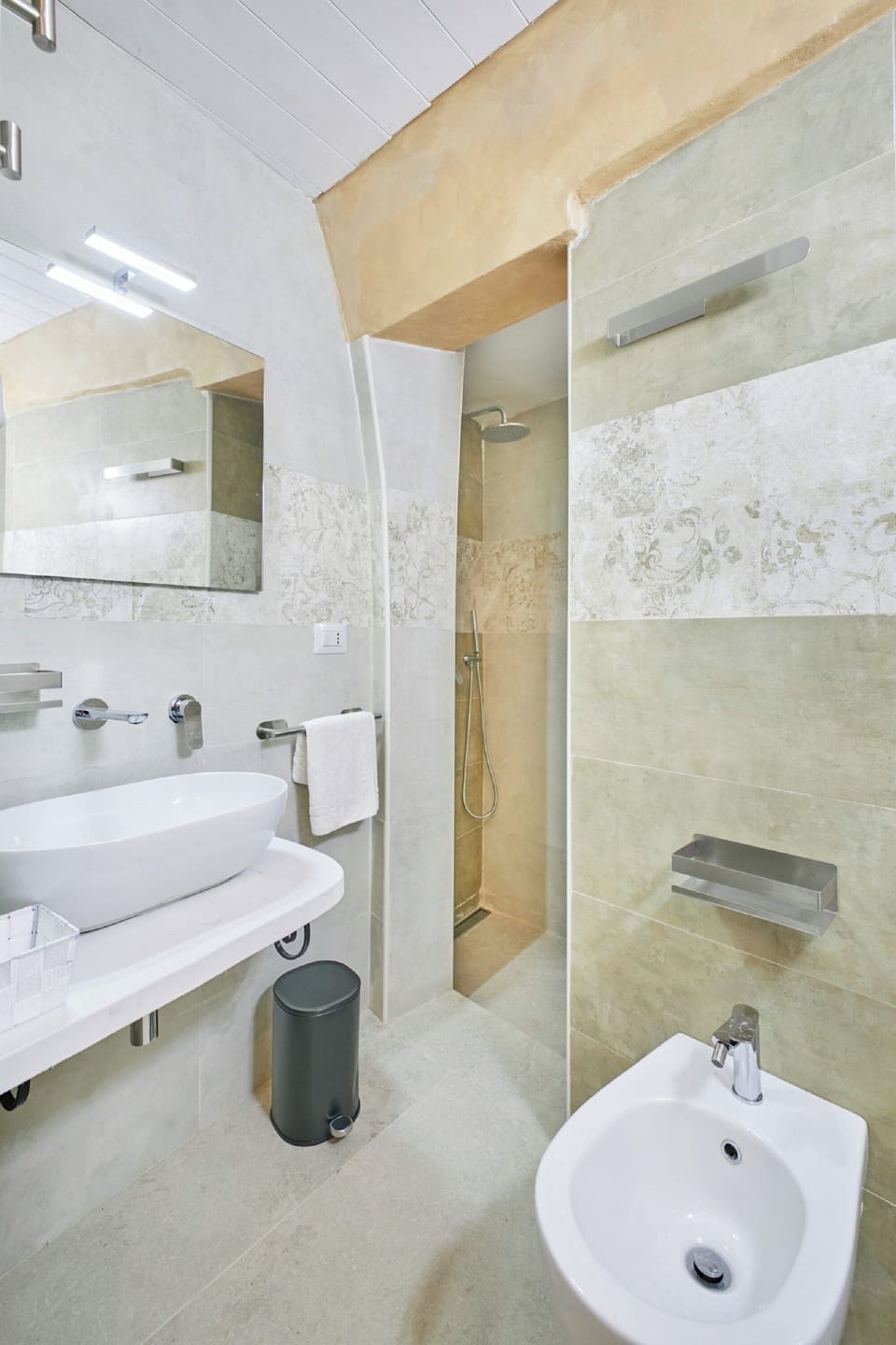 Superior Quadruple Room, 1 Bedroom | Bathroom | Shower, free toiletries, hair dryer, bidet