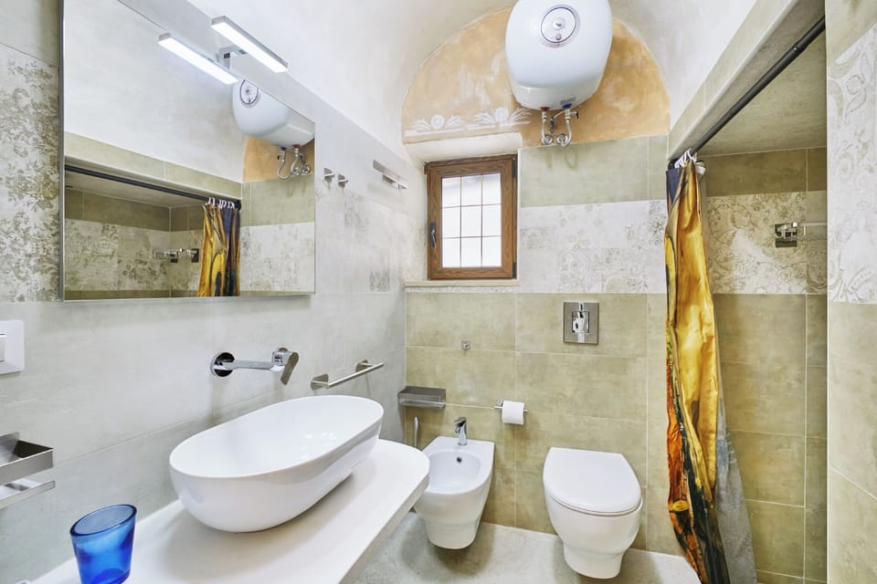 Superior Double Room, 1 Bedroom | Bathroom | Shower, free toiletries, hair dryer, bidet