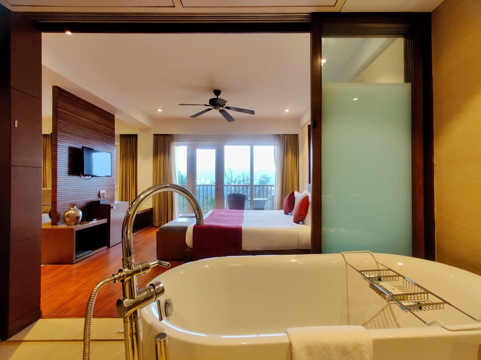 Classic Suite | Bathroom | Combined shower/tub, deep soaking tub, free toiletries, hair dryer