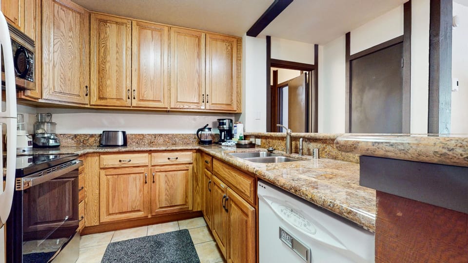 Condo, 1 Bedroom | Private kitchen | Coffee/tea maker, toaster