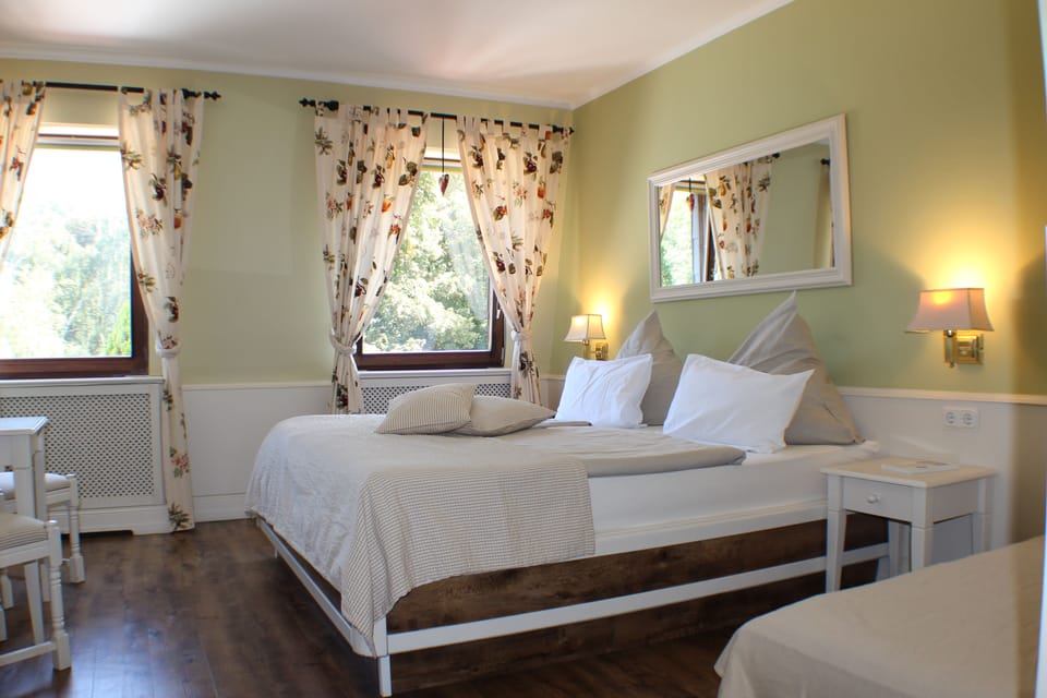 Comfort Double Room | Hypo-allergenic bedding, in-room safe, individually decorated