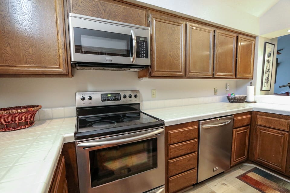 Condo, 1 Bedroom | Private kitchen | Fridge, oven, coffee/tea maker, toaster