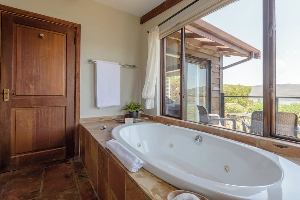 Suite, 1 King Bed, Lagoon View | Jetted tub