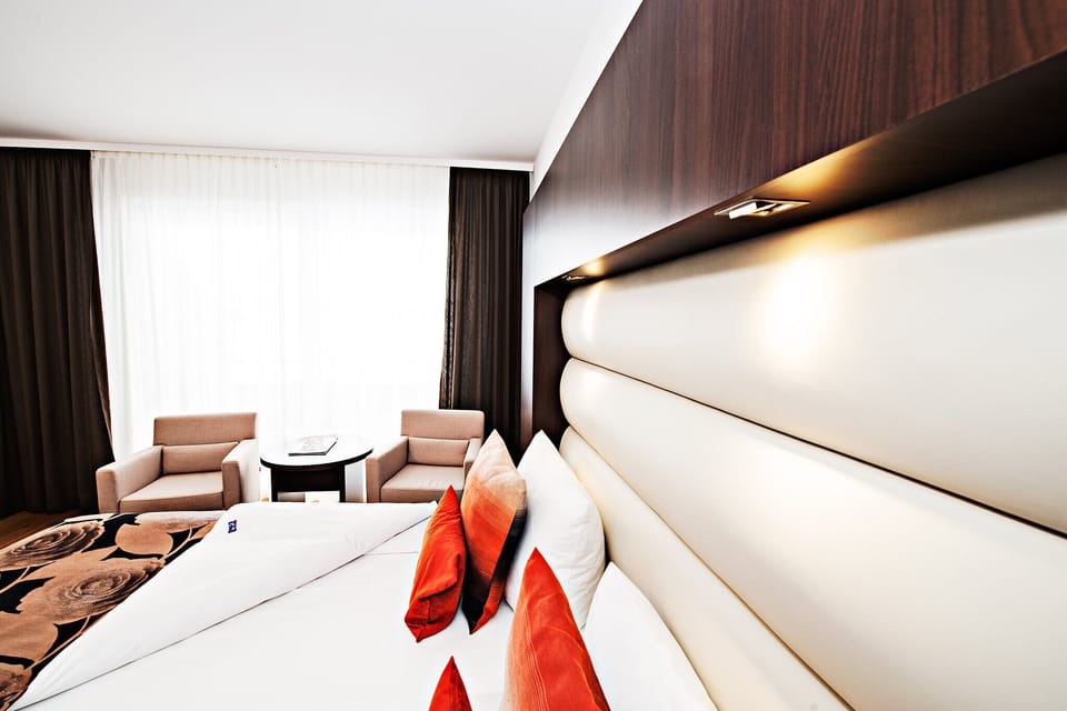 Standard Double Room, Balcony, Annex Building | Hypo-allergenic bedding, minibar, in-room safe, desk