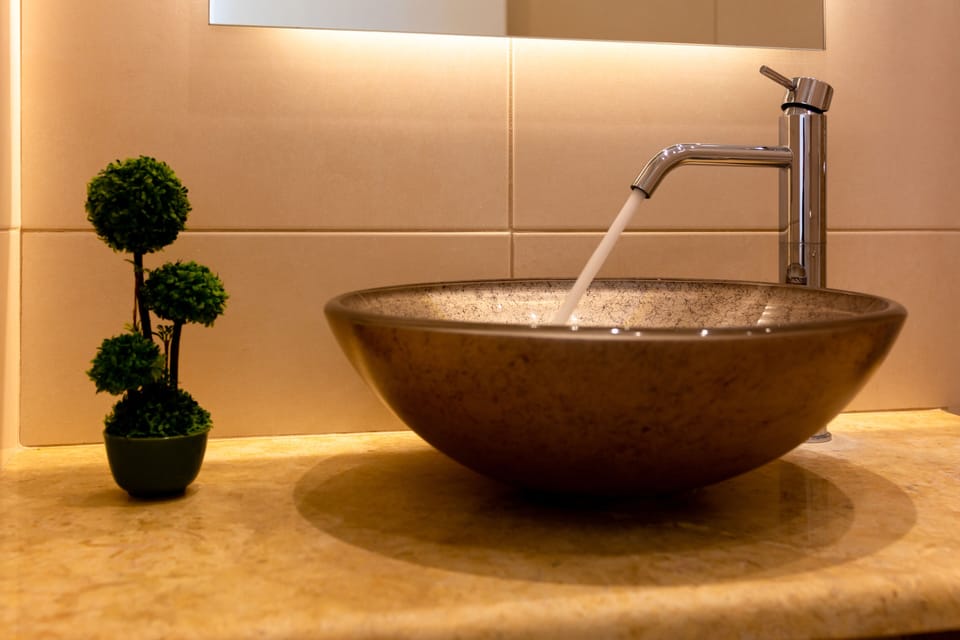 Suite | Bathroom | Shower, hair dryer, towels