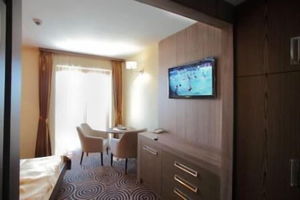 Superior Single Room | 1 bedroom, minibar, in-room safe, desk