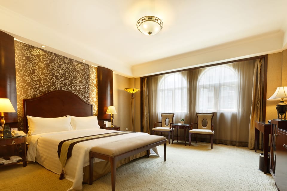 Deluxe Executive Room | Minibar, in-room safe, desk, blackout drapes