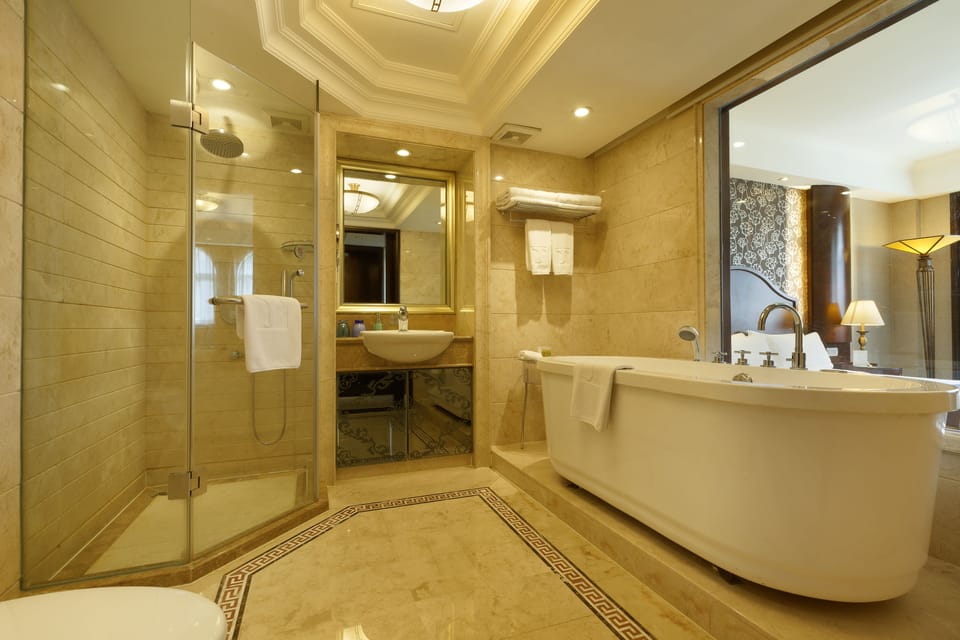 Deluxe Executive Room | Bathroom | Free toiletries, hair dryer, bathrobes, slippers