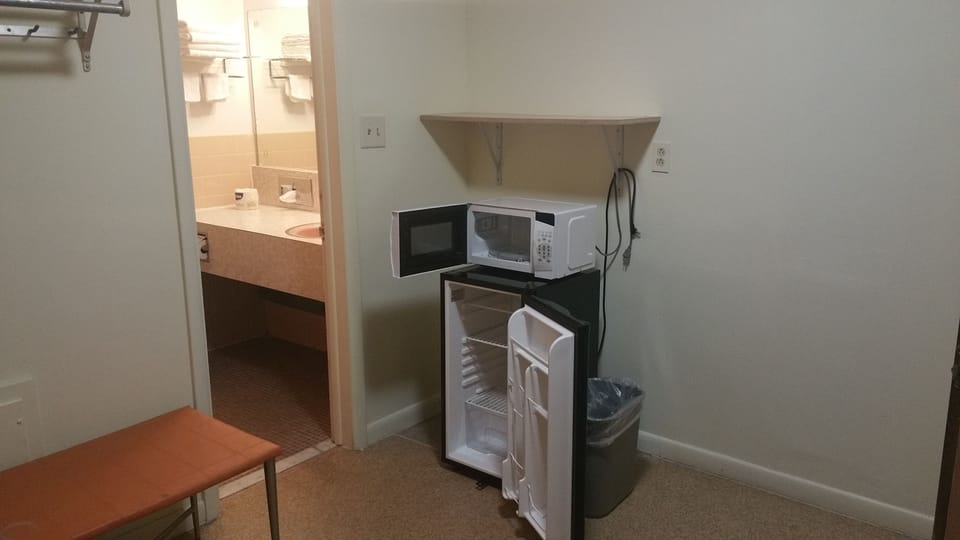 Basic Double Room, 2 Double Beds | Bathroom | Free toiletries, towels