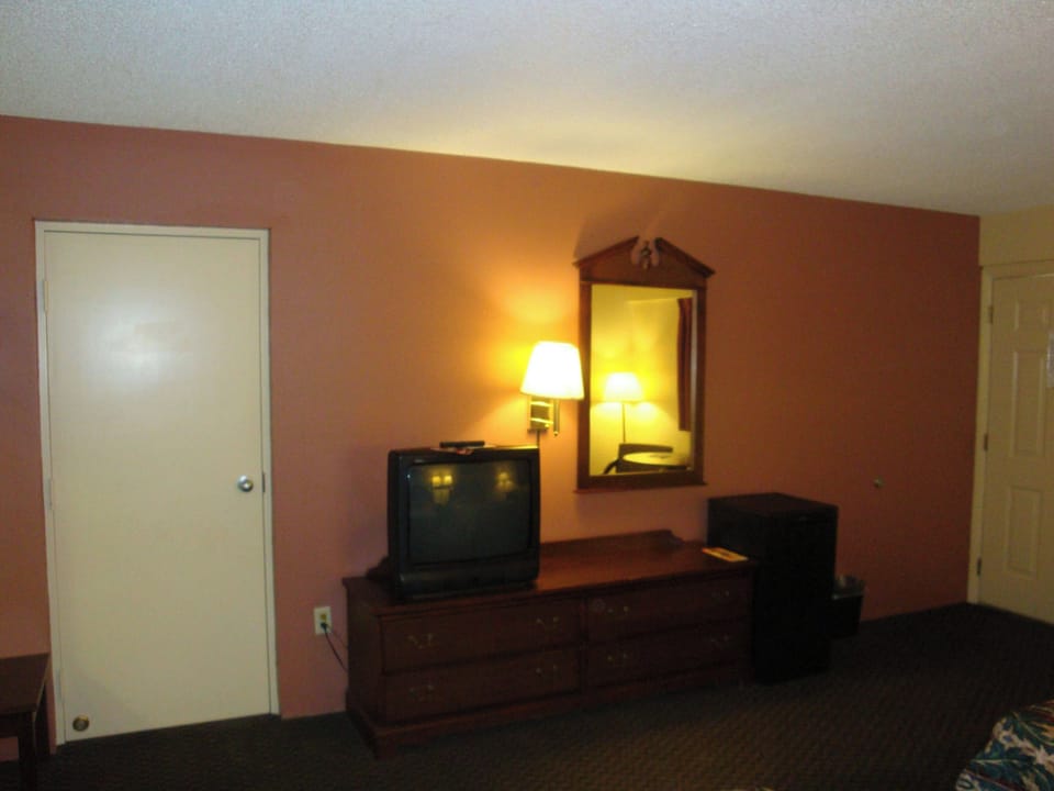 Desk, laptop workspace, iron/ironing board, free WiFi