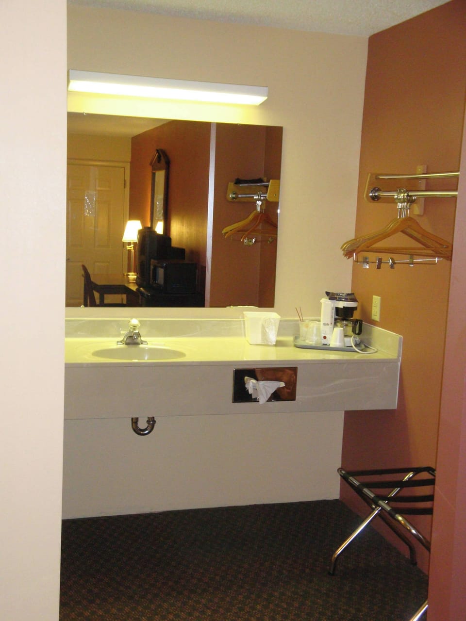 Combined shower/tub, free toiletries, towels