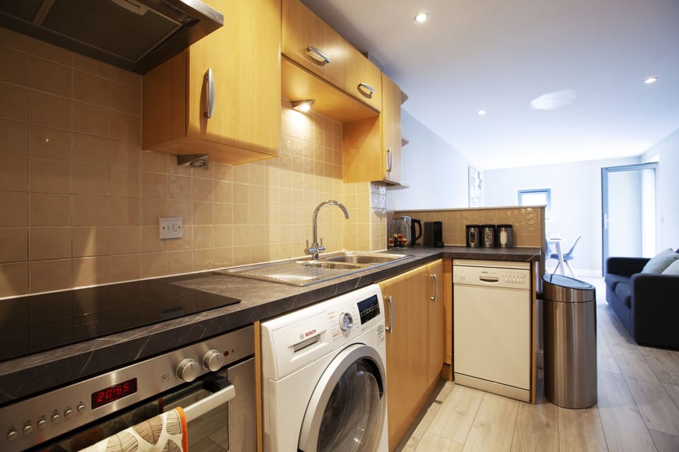 Coffee/tea maker, full-size fridge, microwave, oven