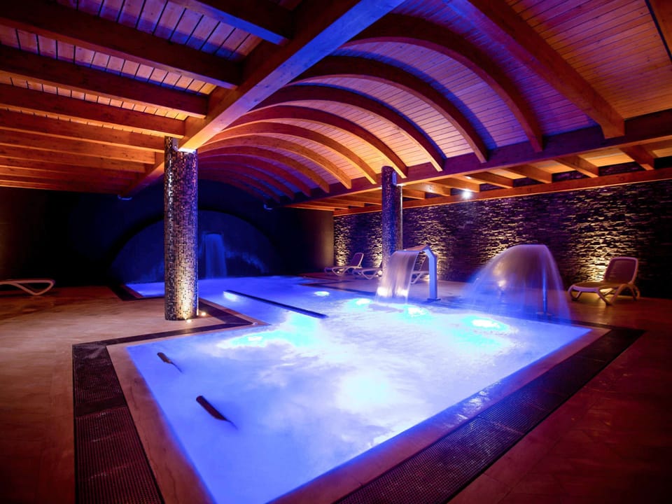 Couples treatment rooms, sauna, hot tub, steam room, Turkish bath