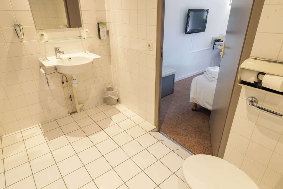 Shower, eco-friendly toiletries, towels