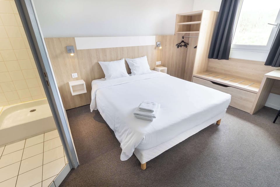 Desk, blackout drapes, soundproofing, free WiFi