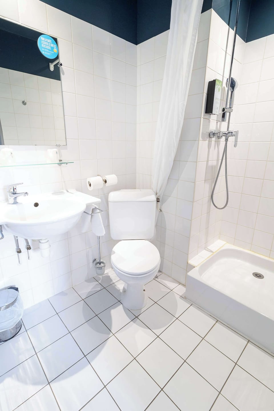 Shower, eco-friendly toiletries, towels