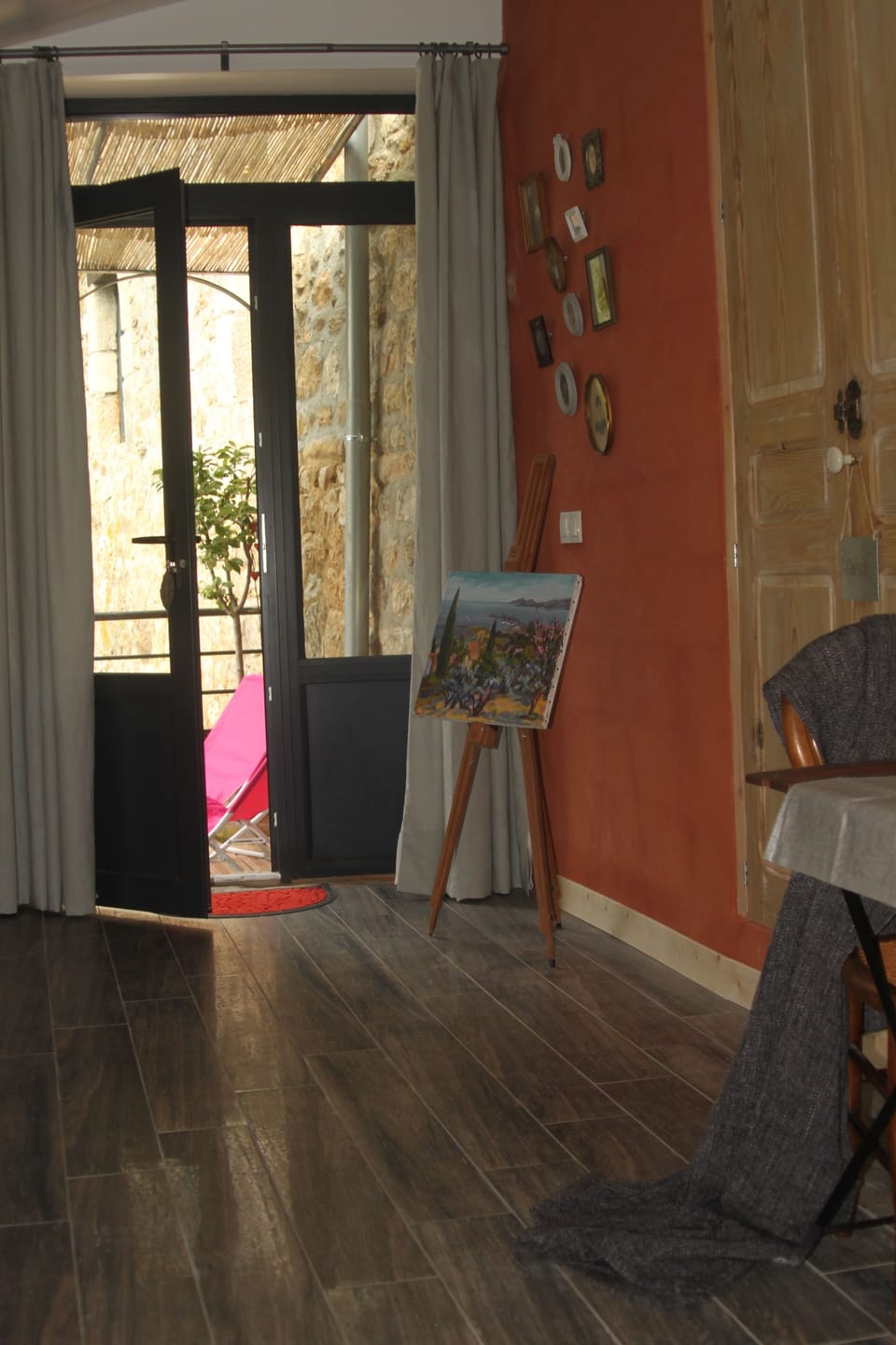 Suite (Piment) | Individually decorated, individually furnished, laptop workspace