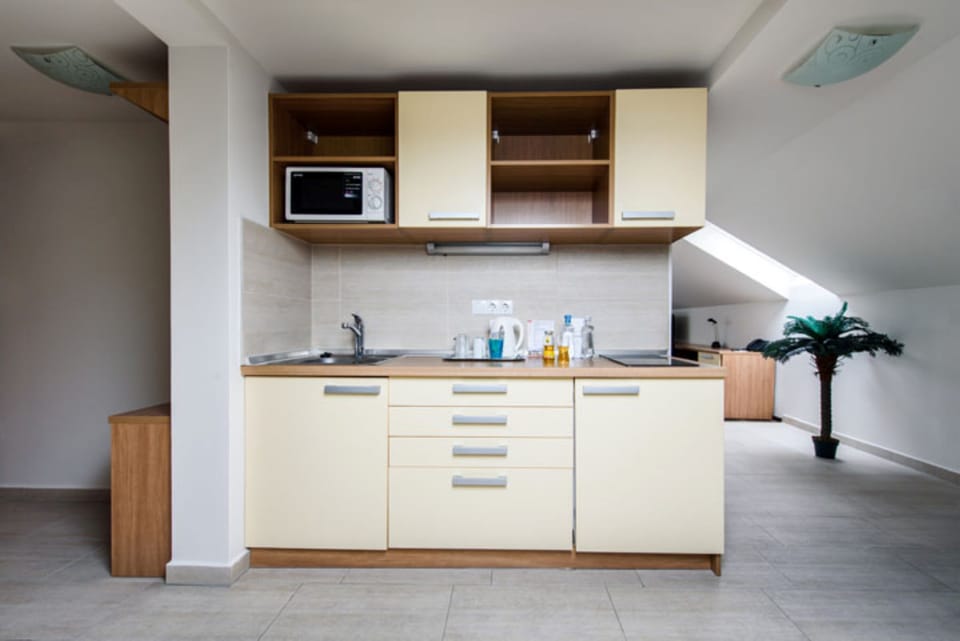 Fridge, coffee/tea maker, electric kettle, highchair