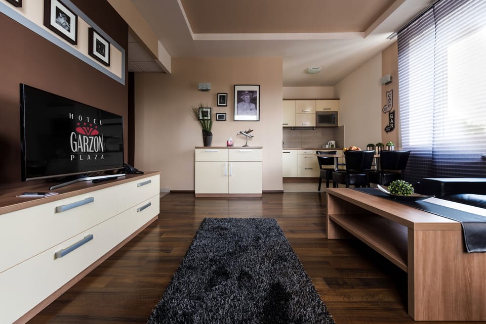 Suite | In-room safe, individually decorated, individually furnished, desk