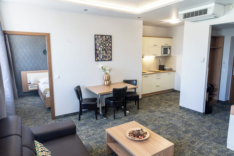 Suite | Living area | 78-cm Smart TV with digital channels