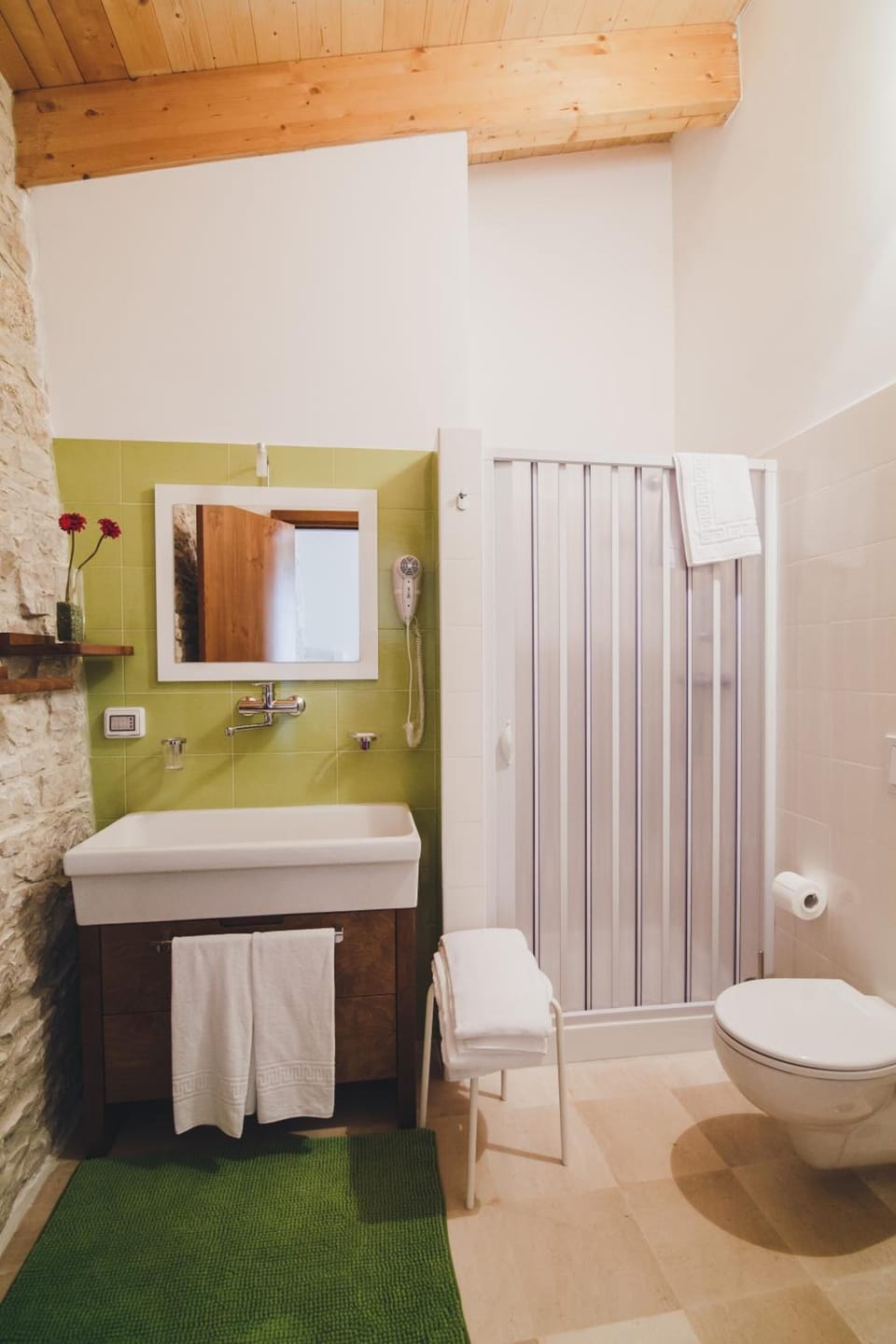 Shower, free toiletries, hair dryer, towels