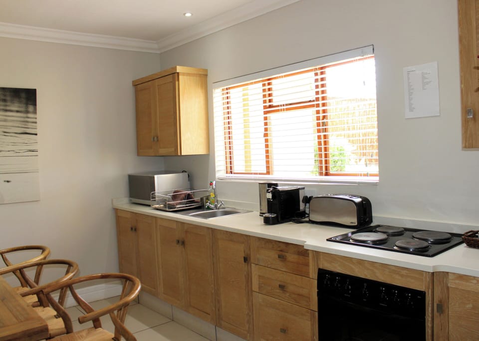 Executive Suite | Private kitchen | Mini-fridge, coffee/tea maker, electric kettle