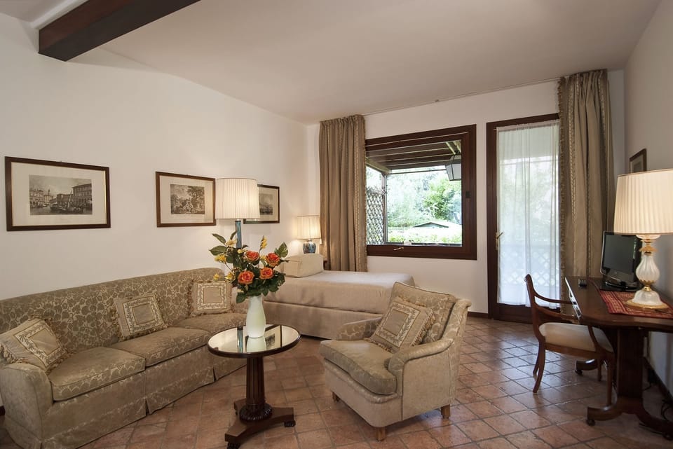 Junior Suite | Desk, blackout drapes, soundproofing, iron/ironing board