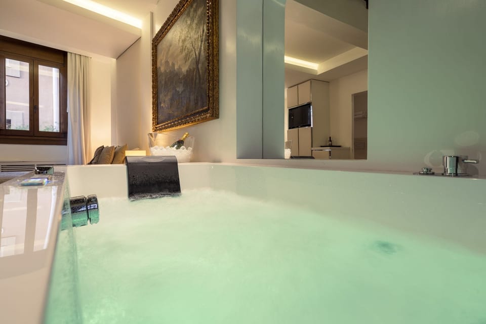 Executive Suite, 1 Queen Bed, Hot Tub | Minibar, in-room safe, desk, soundproofing
