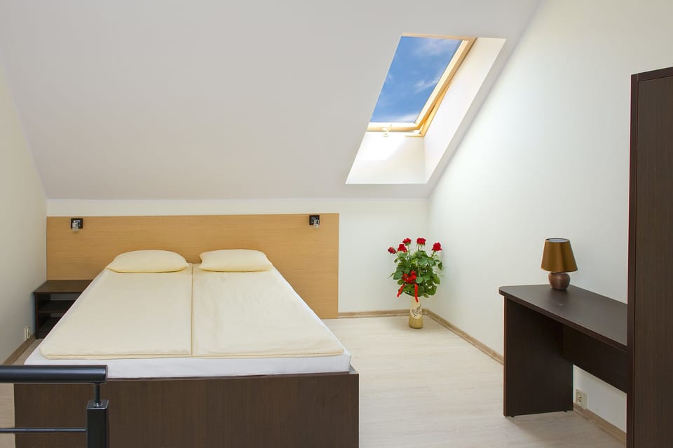 Apartment (two-level) | Desk, free WiFi, bed sheets