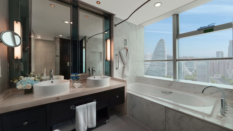 Suite, 1 King Bed, Club Lounge Access (High Floor) | Room amenity