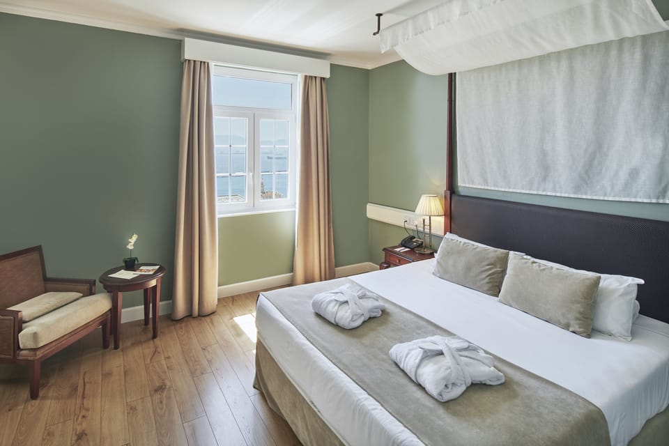 Double Room, Sea View | 1 bedroom, minibar, in-room safe, desk