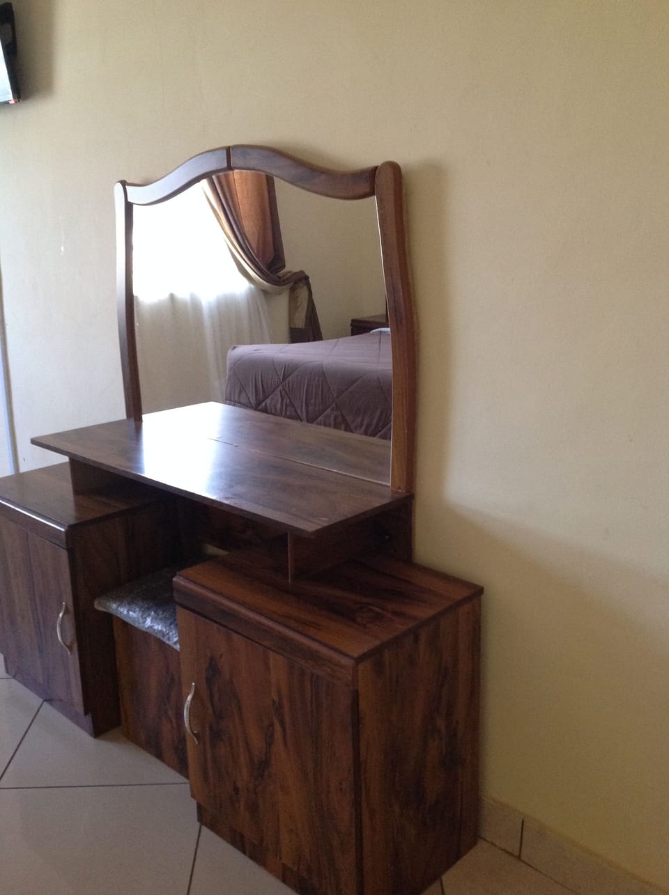 Deluxe Double Room | Minibar, individually decorated, individually furnished, desk