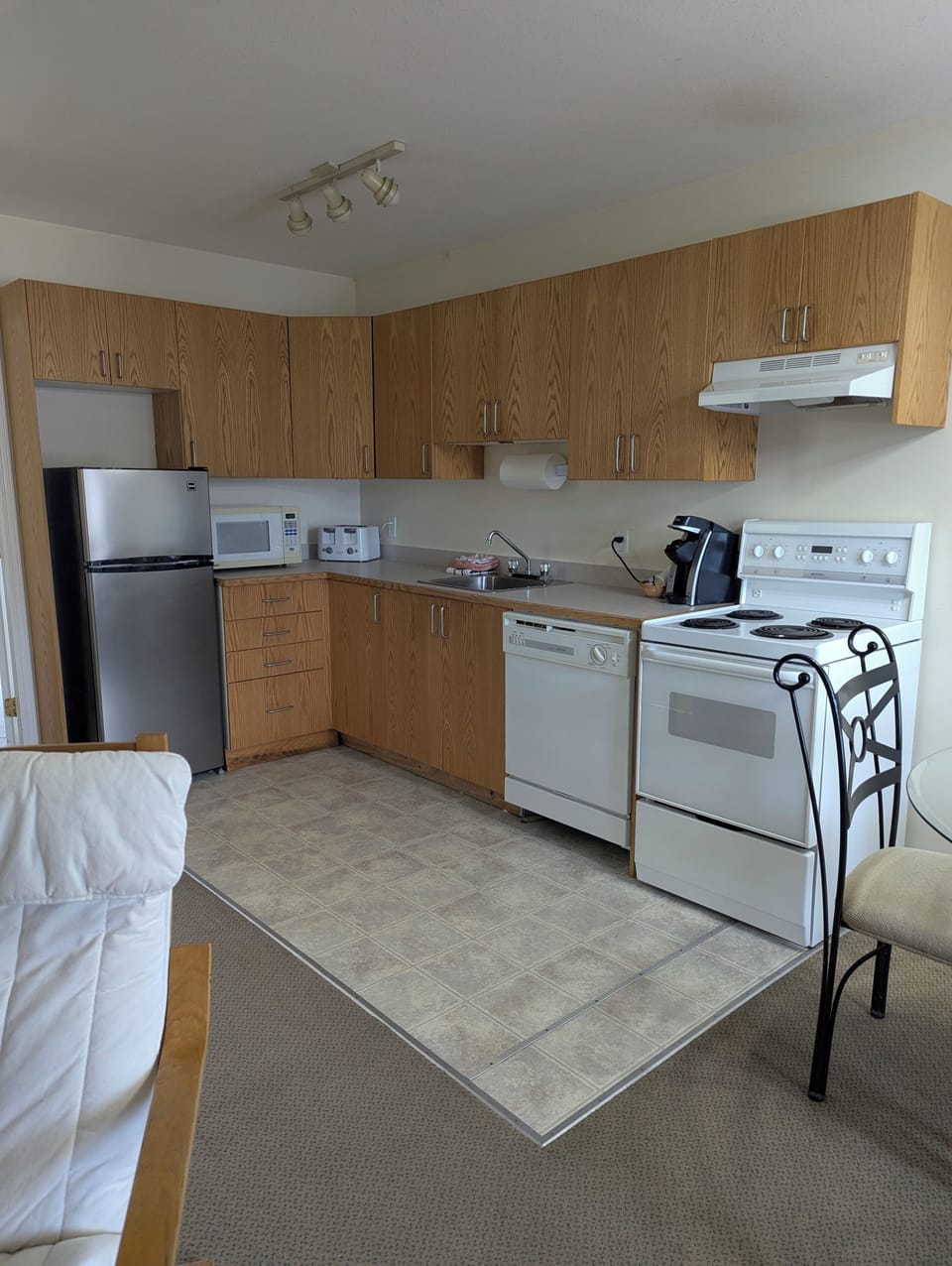 Basic Suite | Private kitchen | Coffee/tea maker, microwave