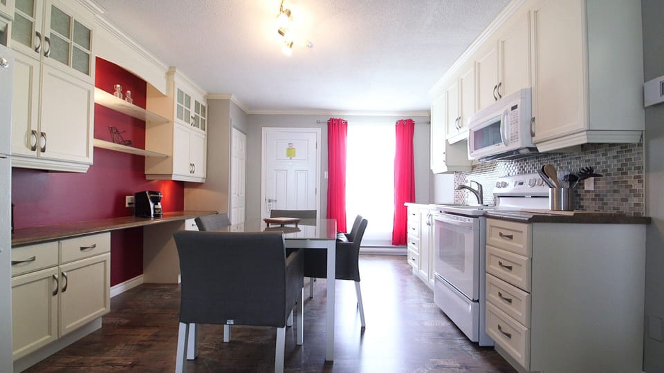 Comfort Suite | Private kitchen | Fridge, microwave, coffee/tea maker