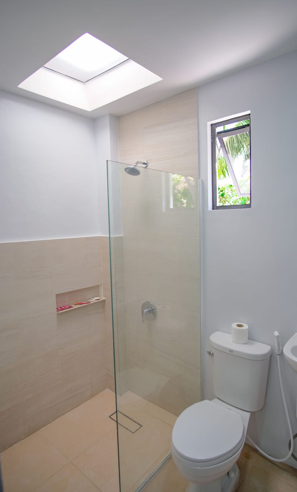 Family Standard Room | Bathroom | Shower, free toiletries, bidet, towels