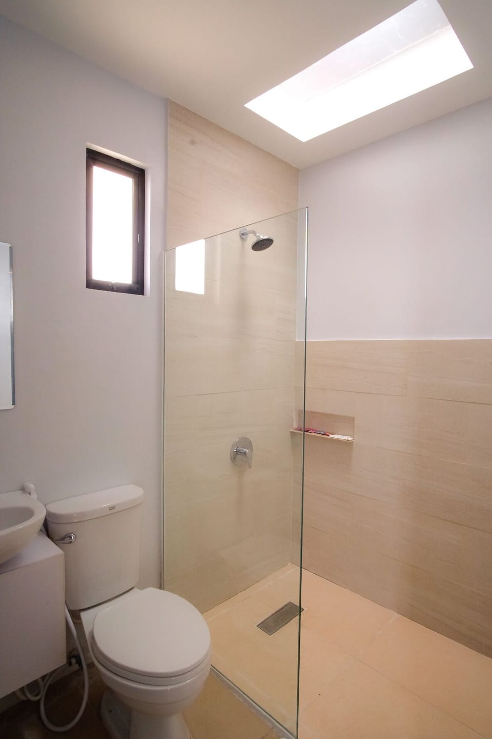 Family Standard Room | Bathroom | Shower, free toiletries, bidet, towels